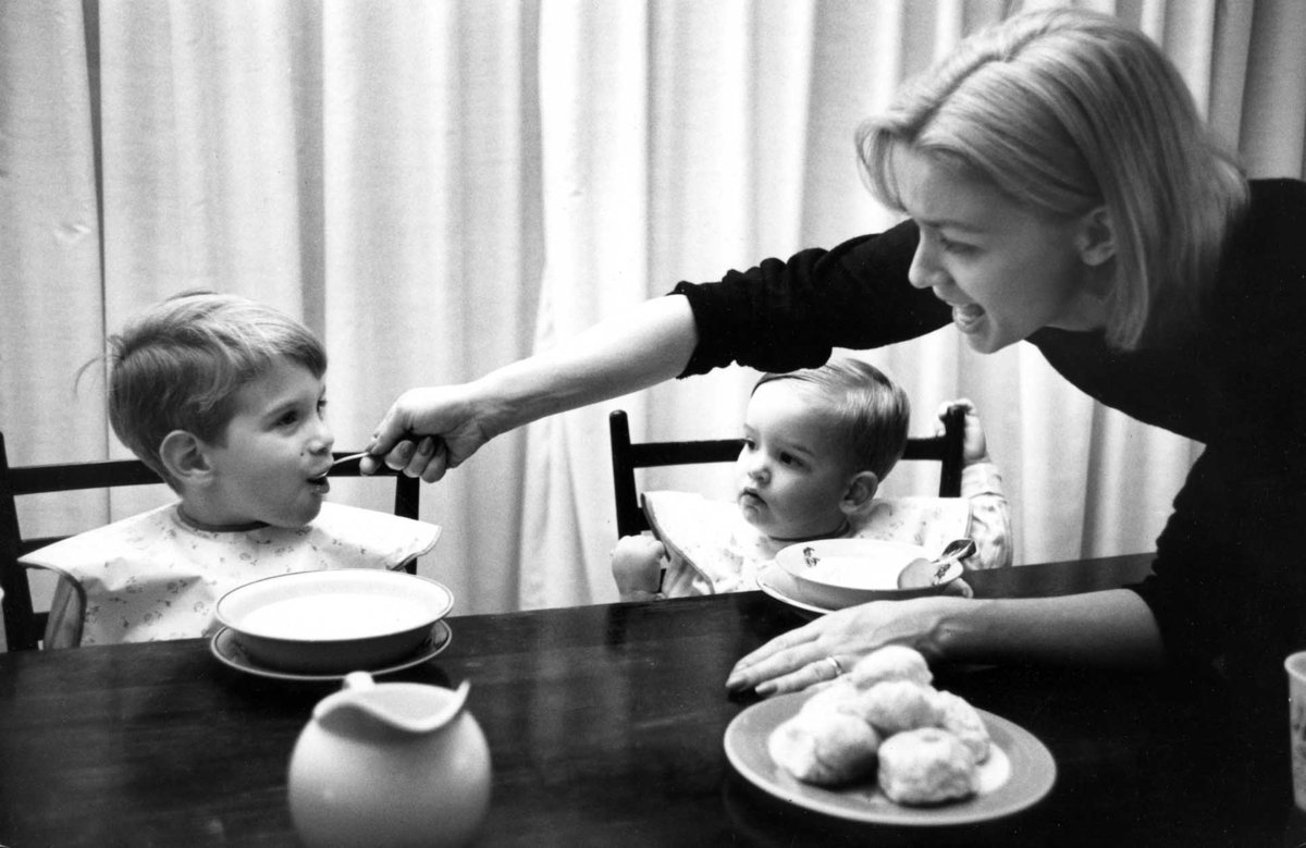Мама учит ретро. Фотограф Кен Хейман. Мать с ребенком. Мамы и дети советские снимки. Мама черно белая.