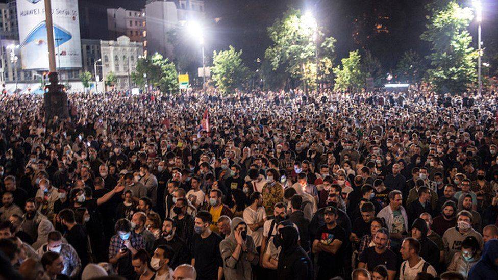 Пересадка в белграде. Митинг ночью. Ночные митинги. Белграда площадь Республики митинги протесты. Сербия протесты 2000 года.